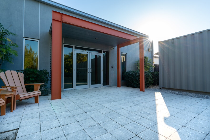 More Photos Of 3158 24th Ave N, Saint Petersburg Showroom For Sale