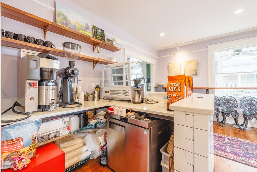 More Photos Of 9 W 43rd St, Savannah Office For Lease