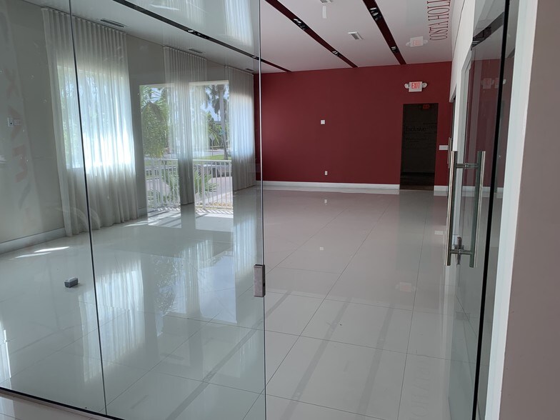 More Photos Of 201 N Ocean Dr, Hollywood Storefront Retail Office For Lease