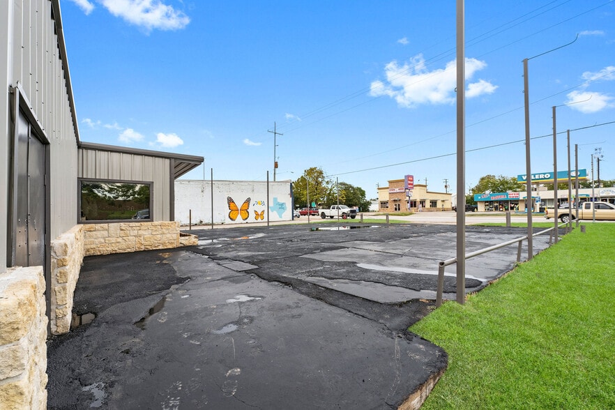 More Photos Of 107 N Danville St, Willis Showroom For Lease