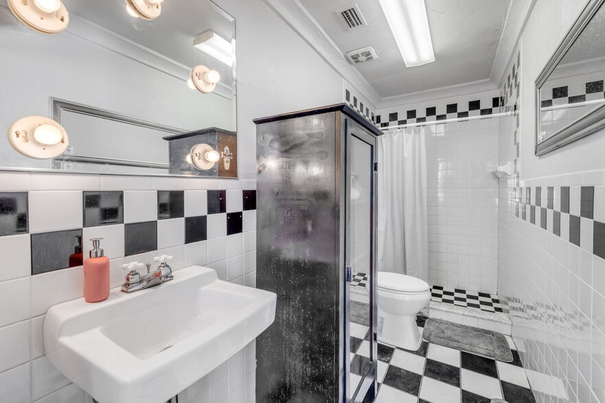 More Photos Of 208 Magnolia St, New Smyrna Beach Auto Repair For Sale