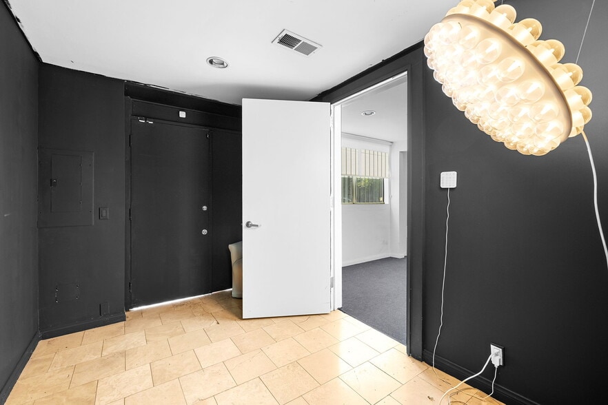 More Photos Of 3364 S Robertson Blvd, Los Angeles Warehouse For Sale