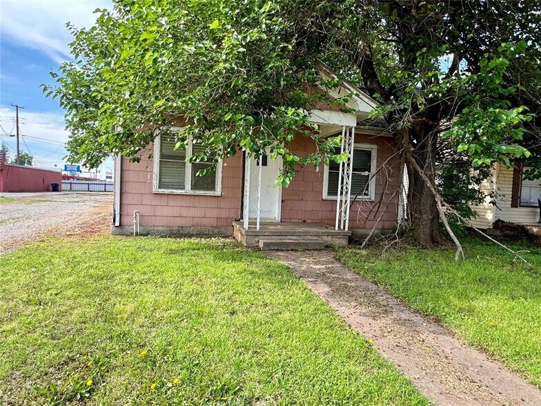 More Photos Of 412 S 4th St, Chickasha Freestanding For Sale