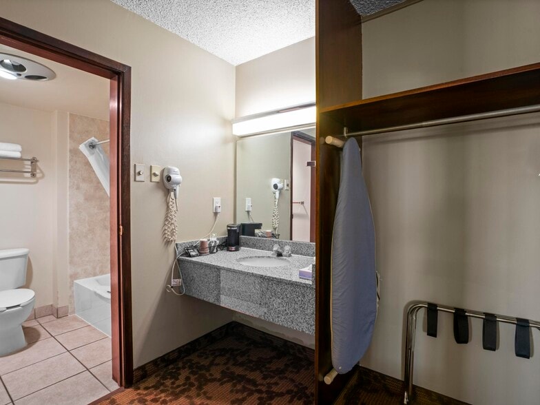 More Photos Of 1225 S State St, Salina Hotel For Sale