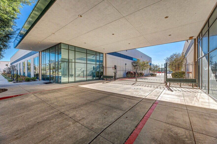 More Photos Of 16503 Air Center Blvd, Houston Unknown For Lease
