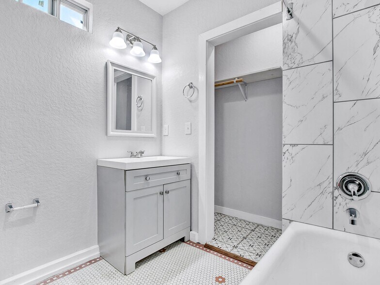 More Photos Of 1020 W French Plz, San Antonio Apartments For Sale