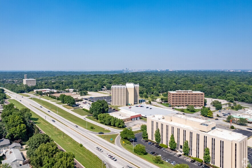 More Photos Of 5700 Broadmoor St, Mission Office For Lease