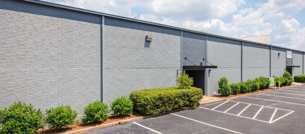 More Photos Of 1000-1022 Pressley Rd, Charlotte Warehouse For Lease