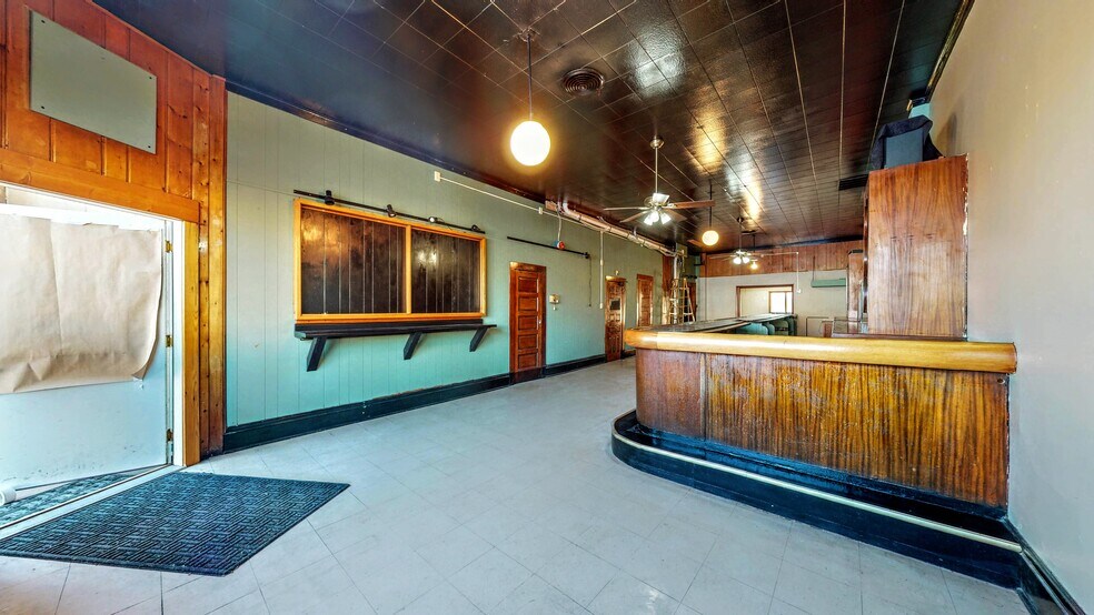 More Photos Of 209 S Main St, Jefferson General Retail For Sale