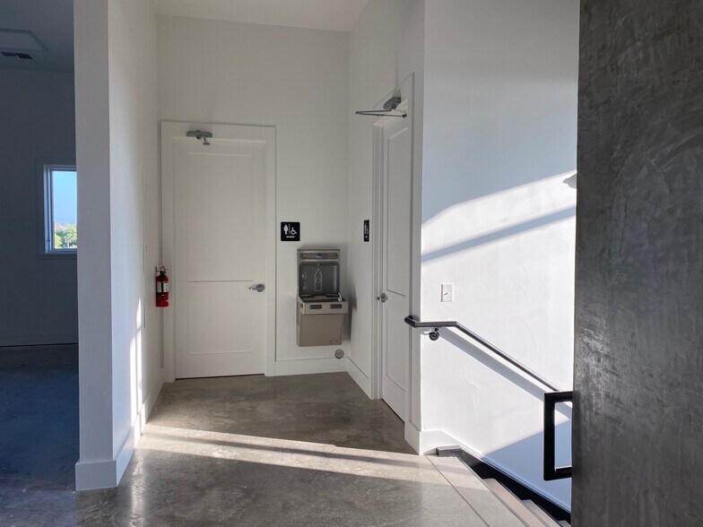 More Photos Of 330 Wonder World Dr, San Marcos Loft Creative Space For Sale
