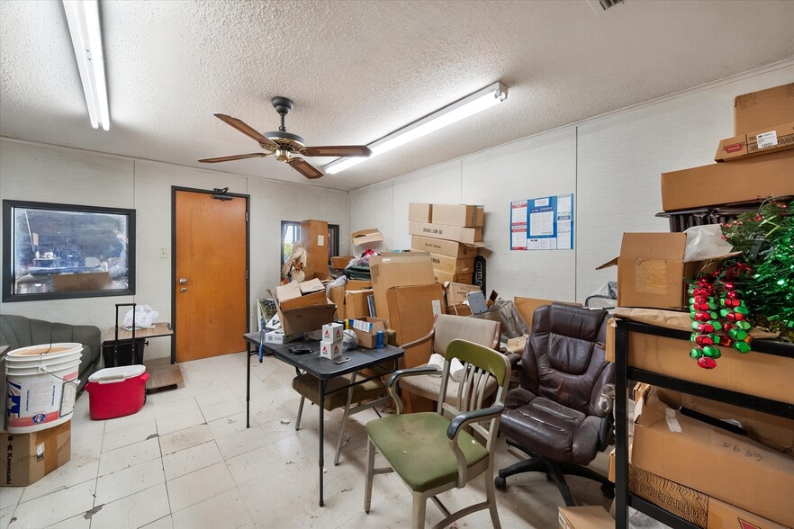 More Photos Of 3151 Int 45 E hwy, Corsicana Warehouse For Sale