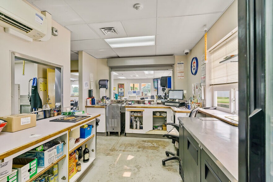 More Photos Of 31 Ray Rd, Sunnyside Sports And Entertainment For Sale