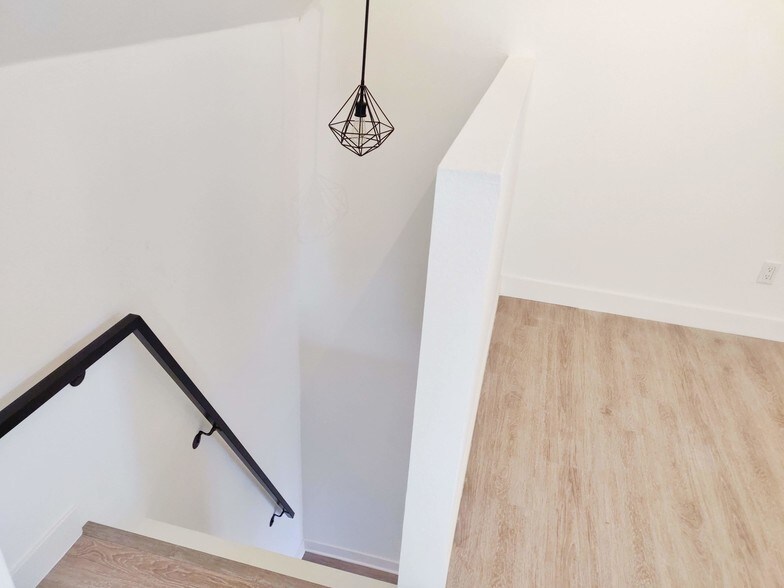 More Photos Of 537 N Orange Dr, Los Angeles Apartments For Sale