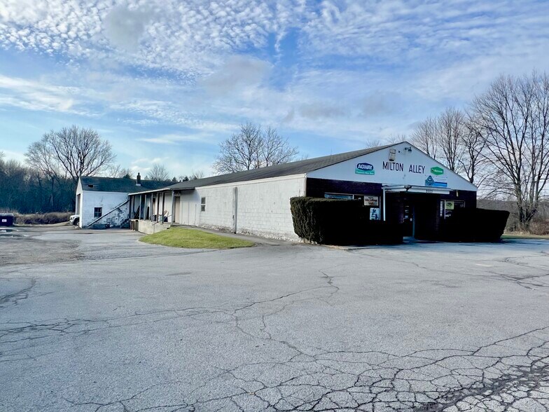 More Photos Of 2003 NY-82, Lagrangeville Showroom For Sale