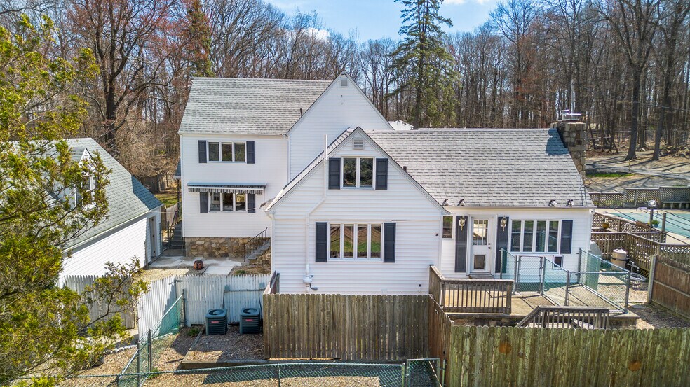 More Photos Of 8 Stonehedge Ln, Byram Township Veterinarian Kennel For Sale