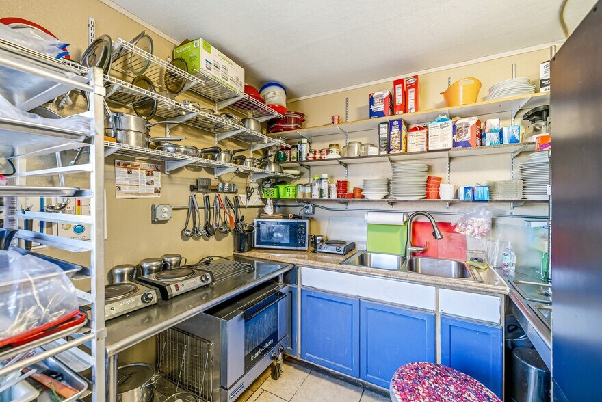 More Photos Of 1047 N 1st St, Montrose Office For Sale