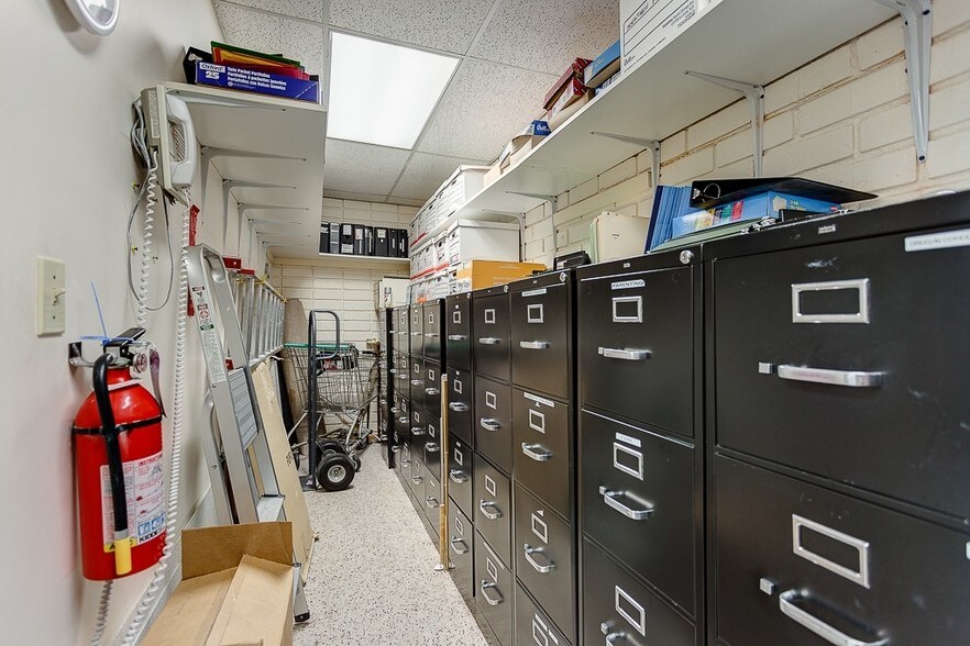 More Photos Of 8512 Whitworth Dr, Los Angeles Loft Creative Space For Sale