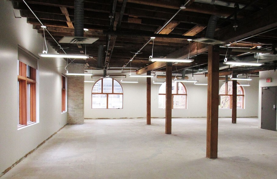 More Photos Of 123 Bannatyne Ave, Winnipeg Office For Sale