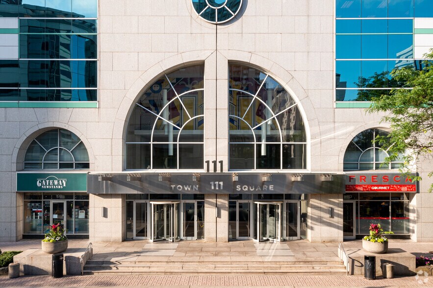 More Photos Of 111 Town Square Pl, Jersey City Office For Sale