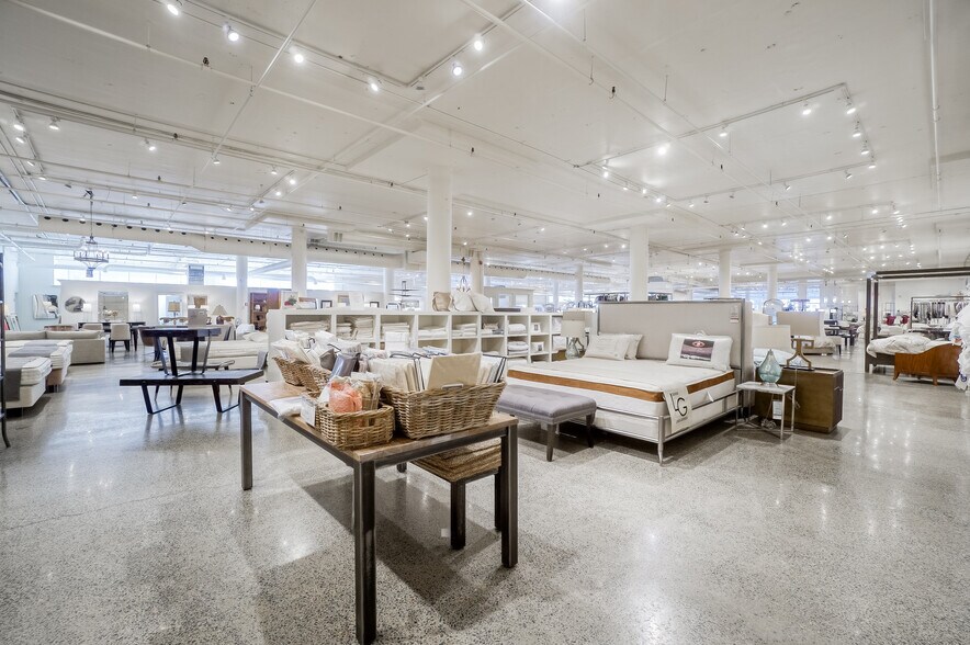 More Photos Of 4360 Ch de la Côte-de-Liesse, Mt Royal Showroom For Lease