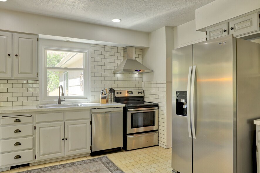 More Photos Of 27035 Snake River Rd, Huntington Specialty For Sale