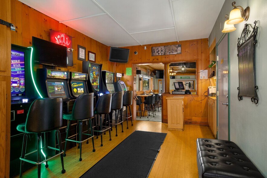 More Photos Of 112 N Shore Dr, Fountain City Restaurant For Sale