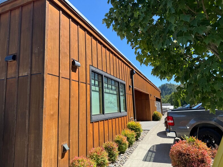 More Photos Of 202 E Historic Columbia River Hwy, Troutdale Storefront Retail Office For Lease