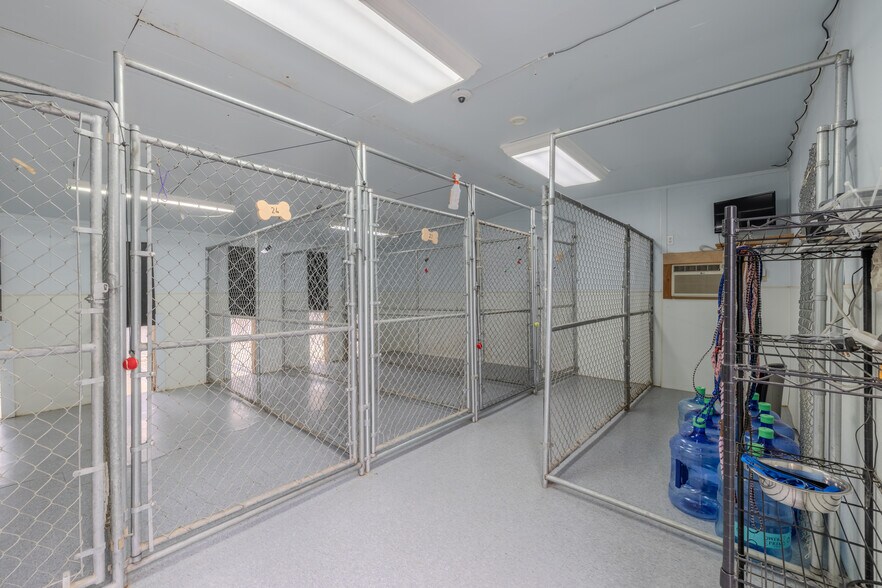 More Photos Of 7050 Starr Rd, Windsor Veterinarian Kennel For Sale