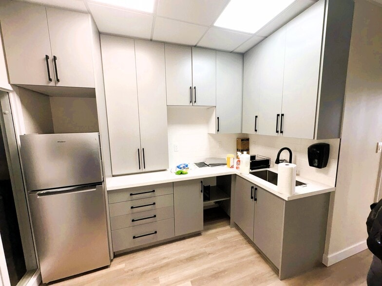 More Photos Of 90 Esna Park Dr, Markham Service For Lease