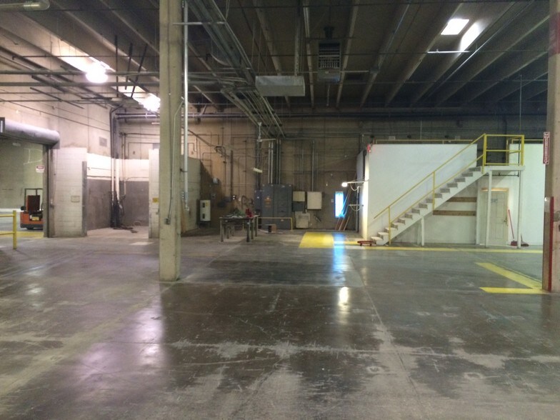 More Photos Of 816 E Funston St, Wichita Warehouse For Lease