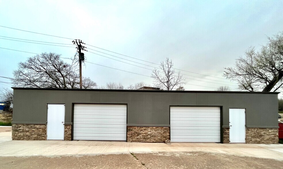 More Photos Of 420 W Grand Ave, Chickasha General Retail For Lease