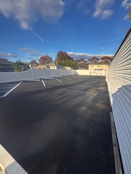 More Photos Of 150 N Delaware Ave, Lindenhurst Storefront Retail Residential For Lease