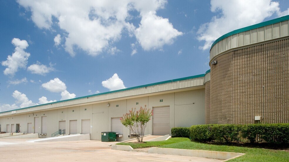 More Photos Of 4444-4464 W 12th St, Houston Unknown For Lease