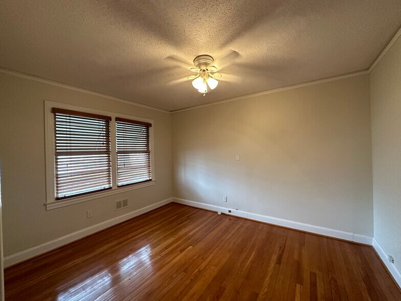 More Photos Of 1934 N Pleasantburg Dr, Greenville Medical For Lease