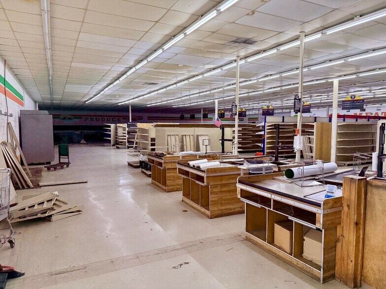 More Photos Of 881 S Walnut St, Bernie Storefront For Sale