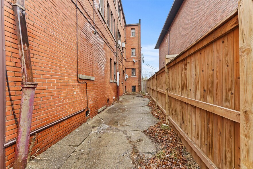 More Photos Of 581 Cataraqui St, Windsor Apartments For Sale