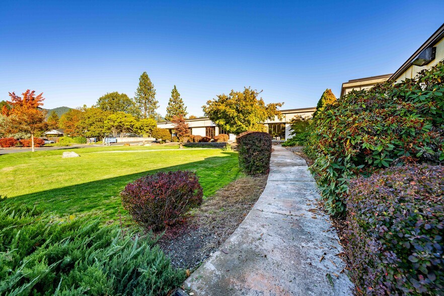 More Photos Of 715 NW Dimmick St, Grants Pass Office For Sale