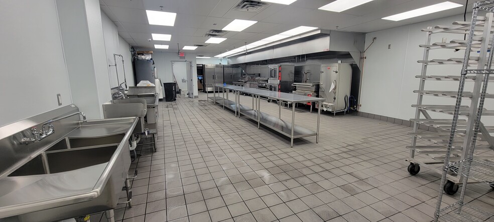 More Photos Of 8200 Lakeland Ave N, Brooklyn Park Freestanding For Sale