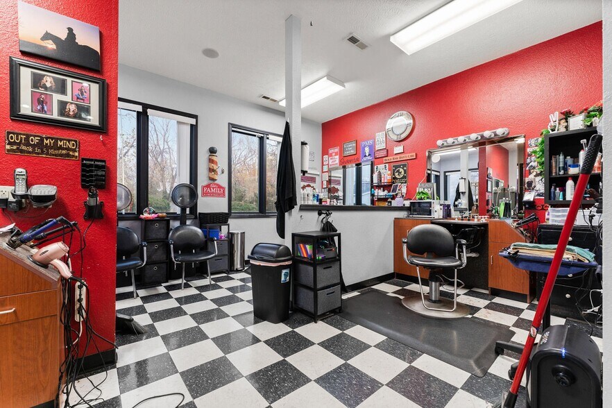 More Photos Of 208 N Main St, Nixa Freestanding For Sale