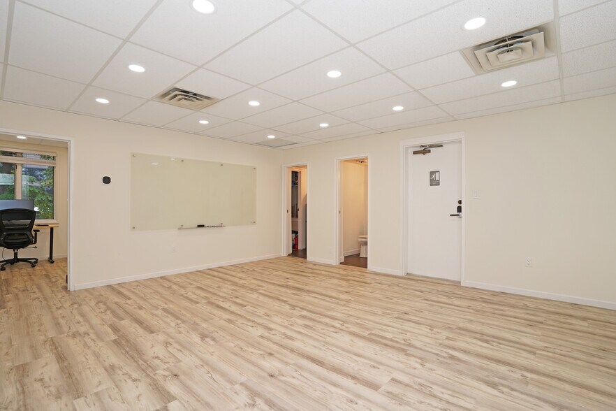 More Photos Of 8302-8304 Old Courthouse Rd, Vienna Office For Sale