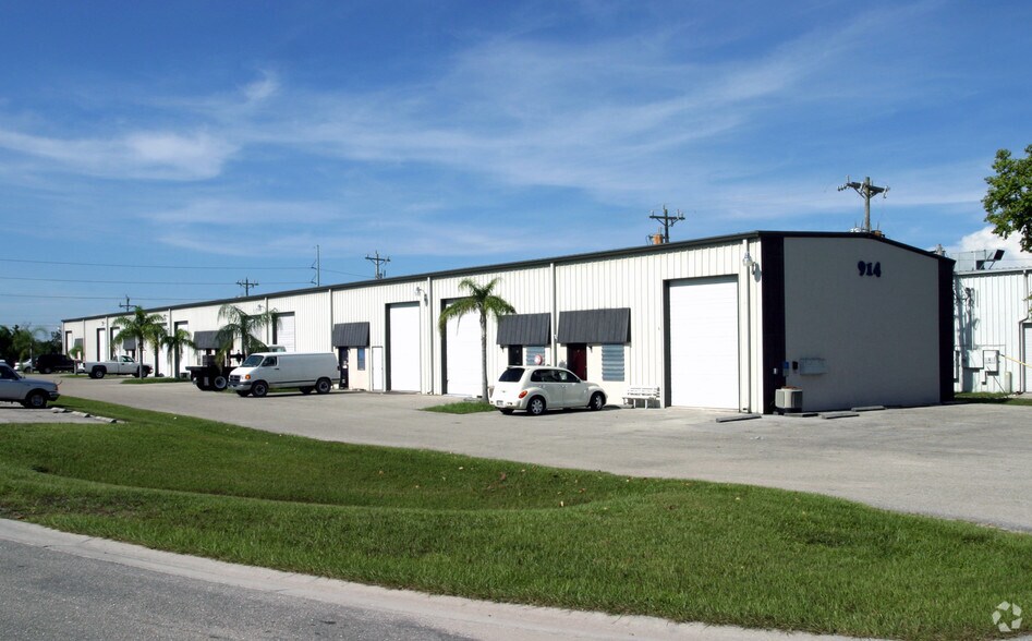 More Photos Of 914 NE 24th Ln, Cape Coral Warehouse For Lease