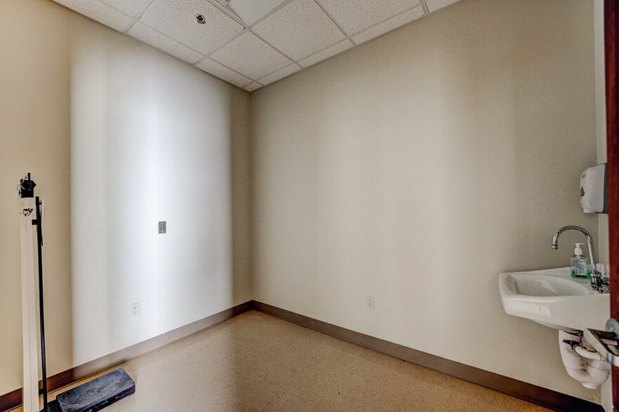 More Photos Of 324 Fm-1960 Rd, Houston General Retail For Sale