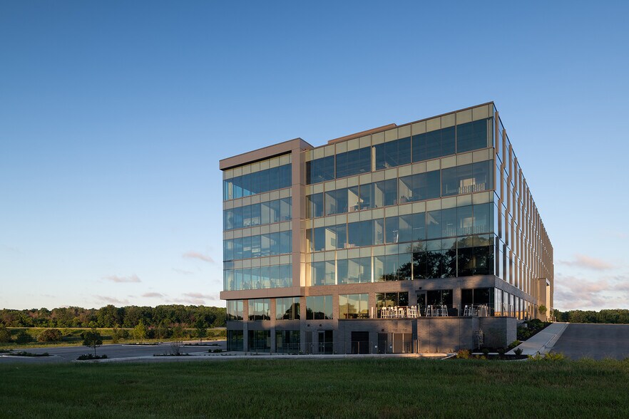 More Photos Of 17335 Golf Pkwy, Brookfield Office For Lease