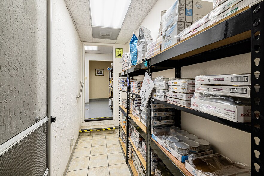 More Photos Of 26055 Bouquet Canyon Rd, Santa Clarita Veterinarian Kennel For Sale