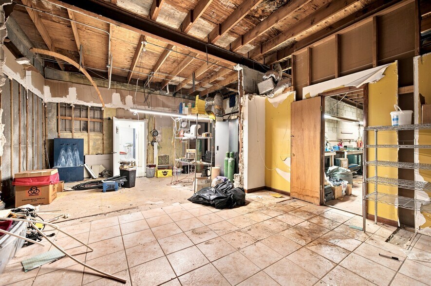 More Photos Of 610-618 NE 124th St, North Miami Office For Sale