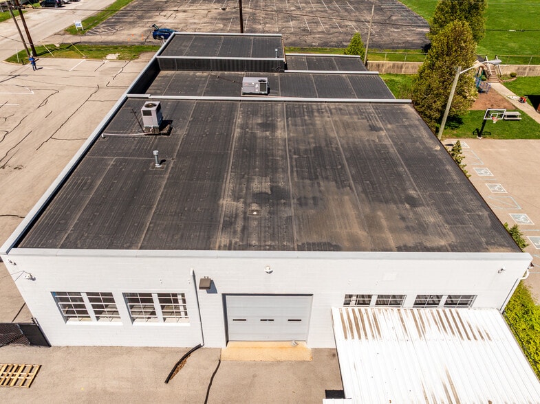 More Photos Of 5513 N Oxford St, Indianapolis Showroom For Lease