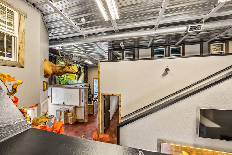 More Photos Of 3811 Crater Lake Hwy, Medford Warehouse For Sale