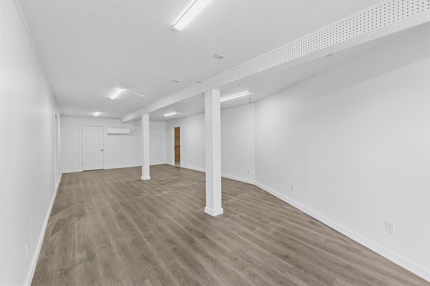 More Photos Of 3509 W Market St, Johnson City Warehouse For Lease