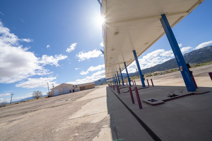 More Photos Of 225 N Highway 91, Summit Service For Lease