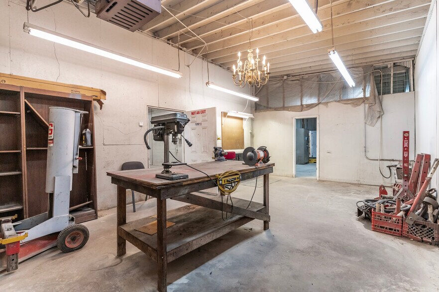 More Photos Of 2341 S Woodland Ave, Independence Warehouse For Sale